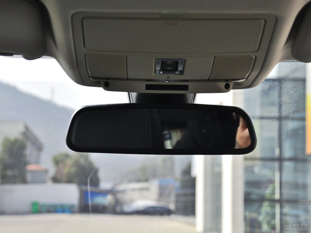 富士白攬勝極光車廂內(nèi)飾圖片