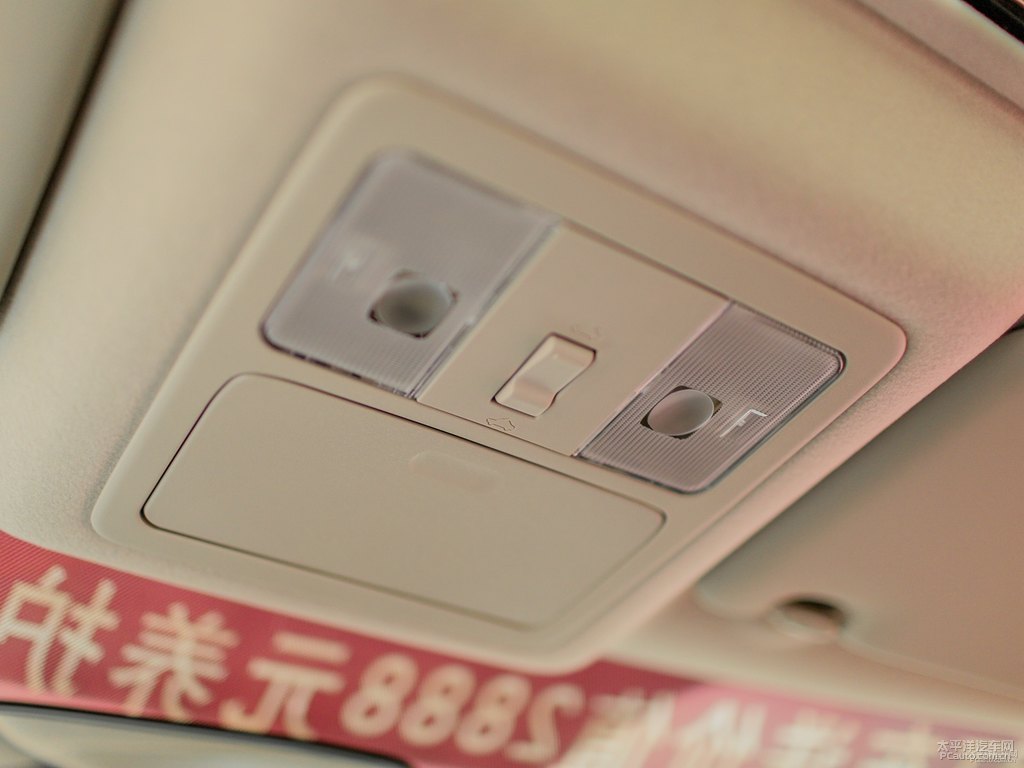 象牙白騏達(dá)車廂內(nèi)飾圖片
