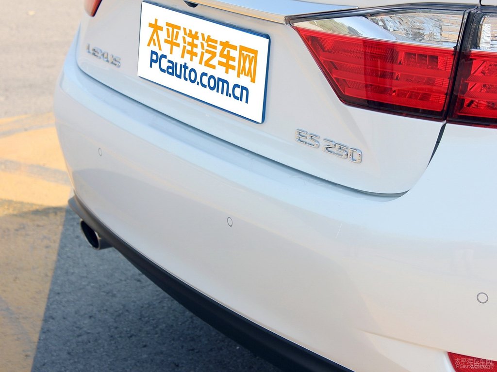 珍珠白雷克薩斯ES車尾外觀圖片