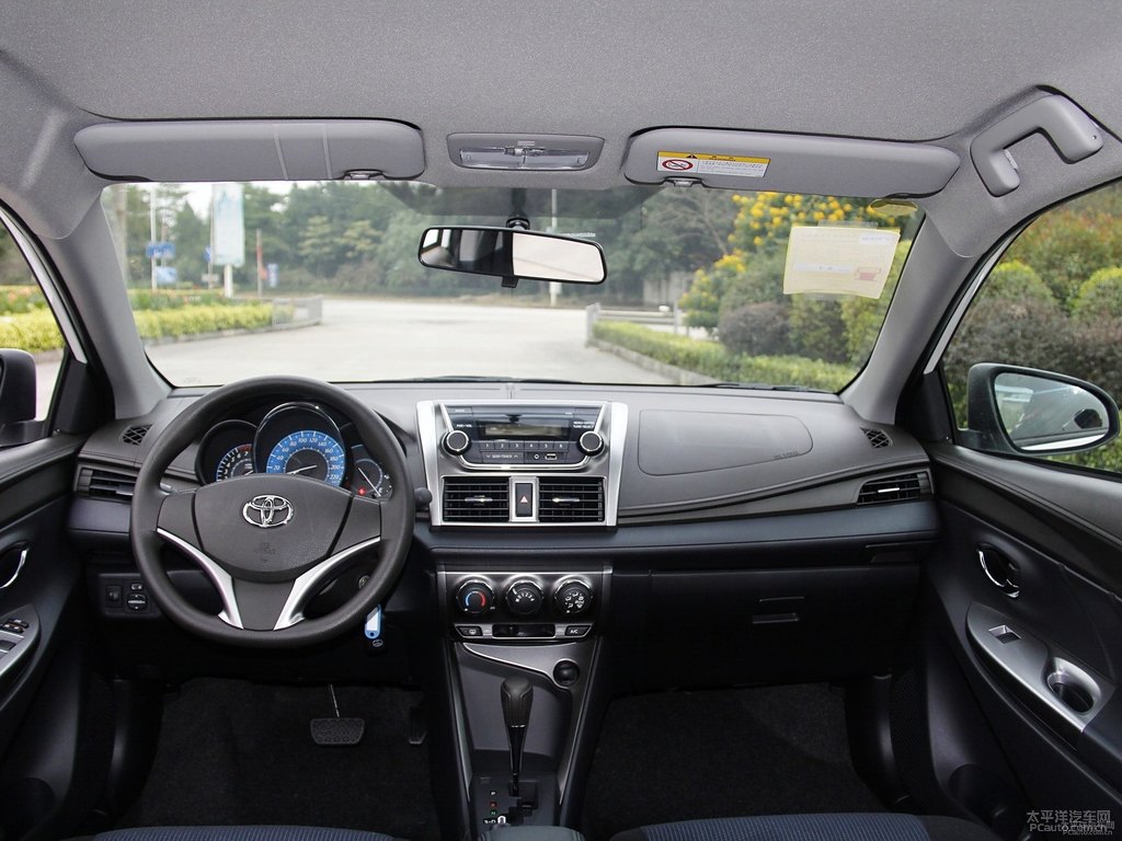 天際白YARiS L 致炫中控內(nèi)飾圖片