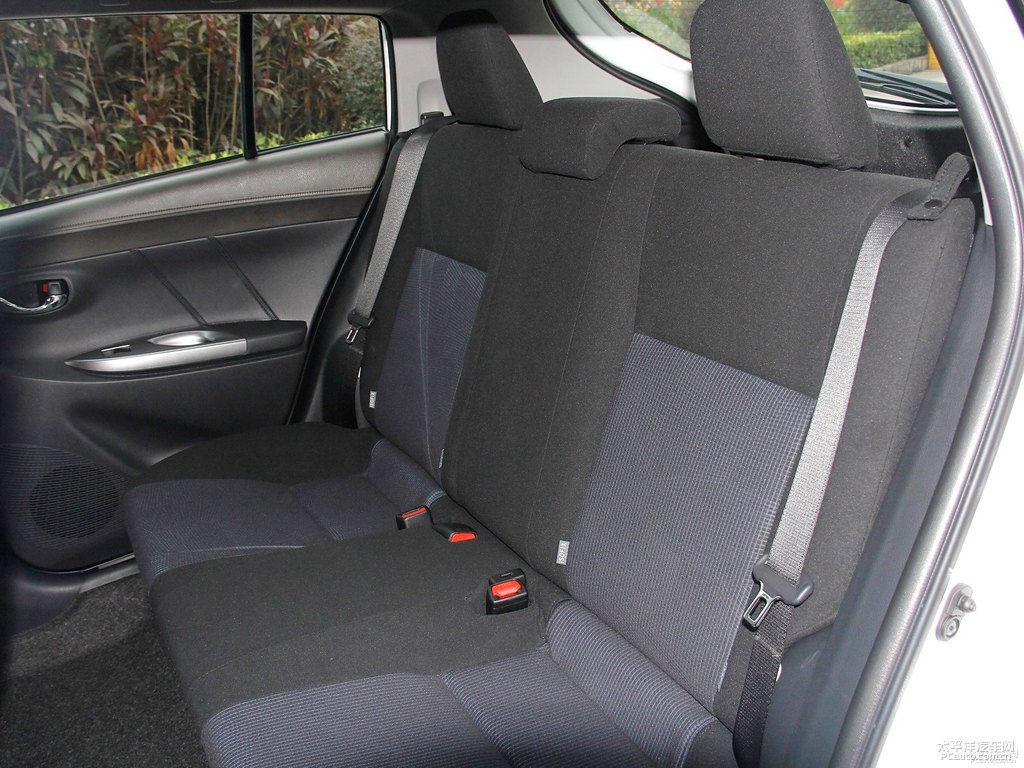 天際白YARiS L 致炫座椅內(nèi)飾圖片