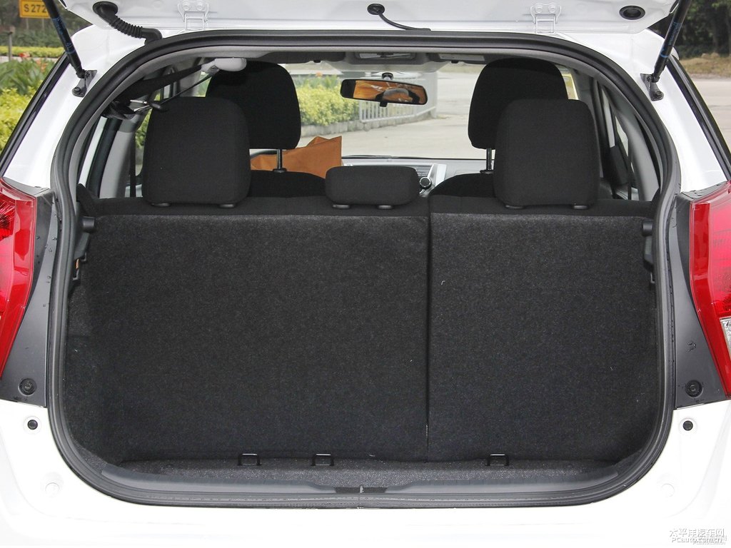 天際白YARiS L 致炫后備廂空間圖片