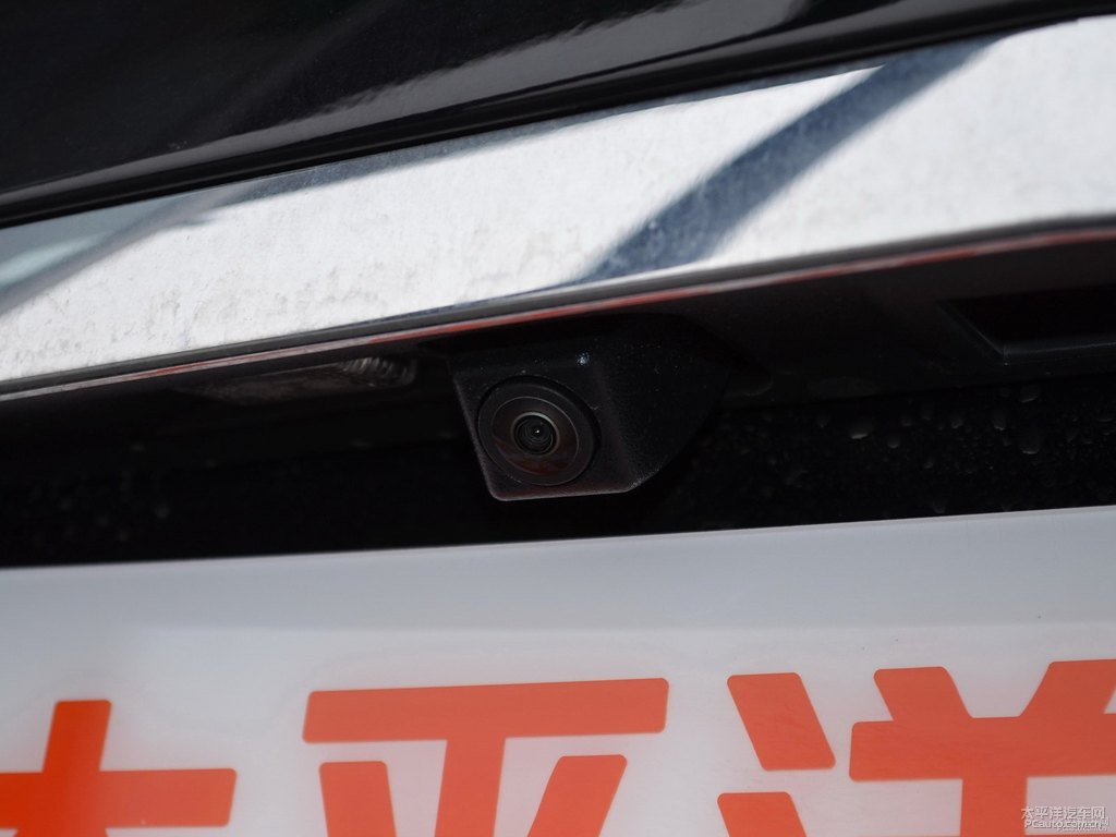曜巖黑奔馳E級(jí)車尾外觀圖片