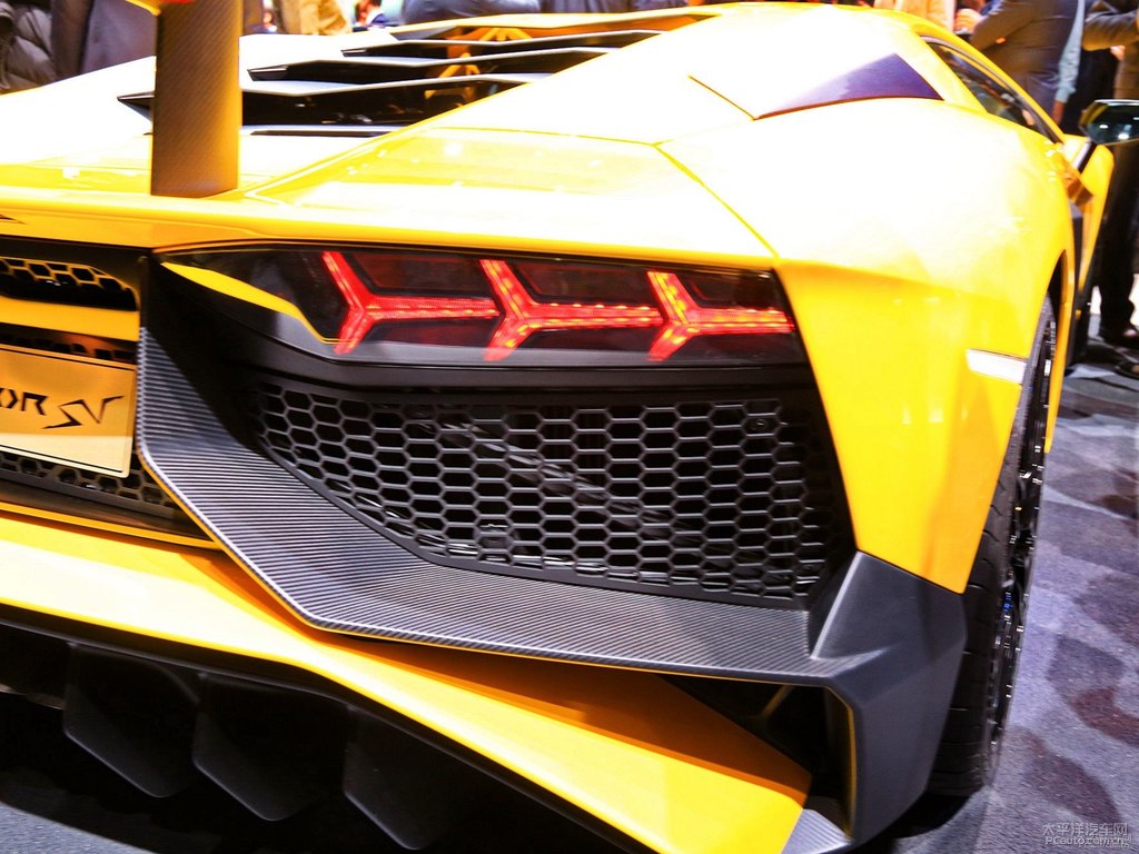 橙色Aventador車尾外觀圖片