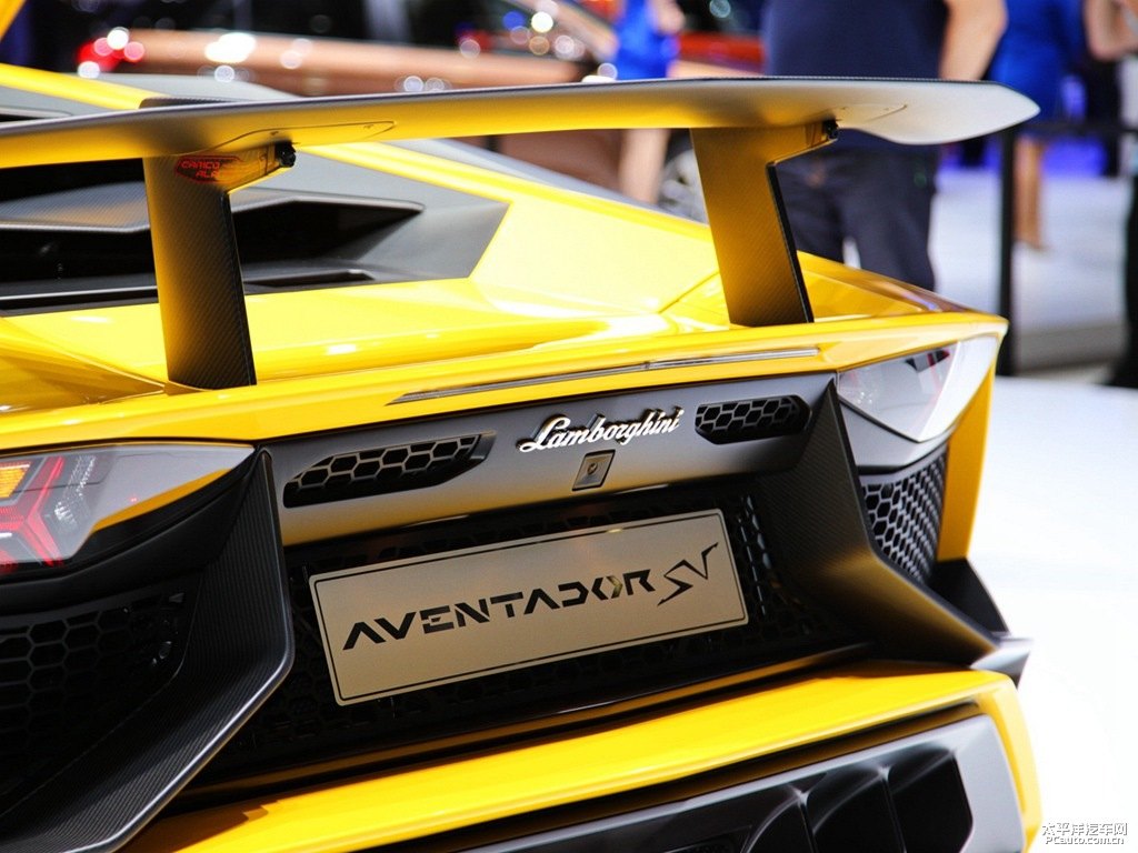 橙色Aventador車尾外觀圖片