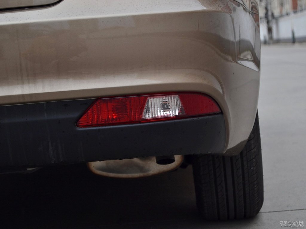 琥珀金新帝豪車尾外觀圖片