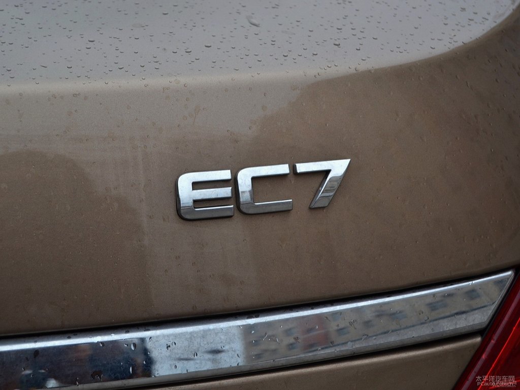 琥珀金新帝豪車尾外觀圖片