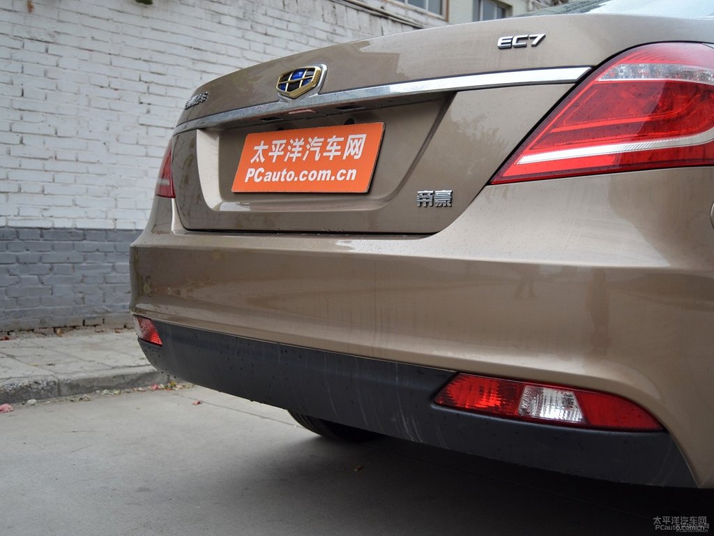 琥珀金新帝豪車尾外觀圖片