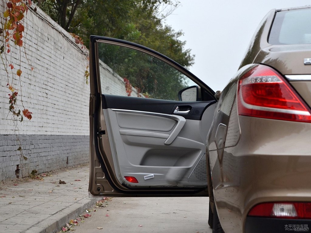 琥珀金新帝豪車(chē)廂內(nèi)飾圖片