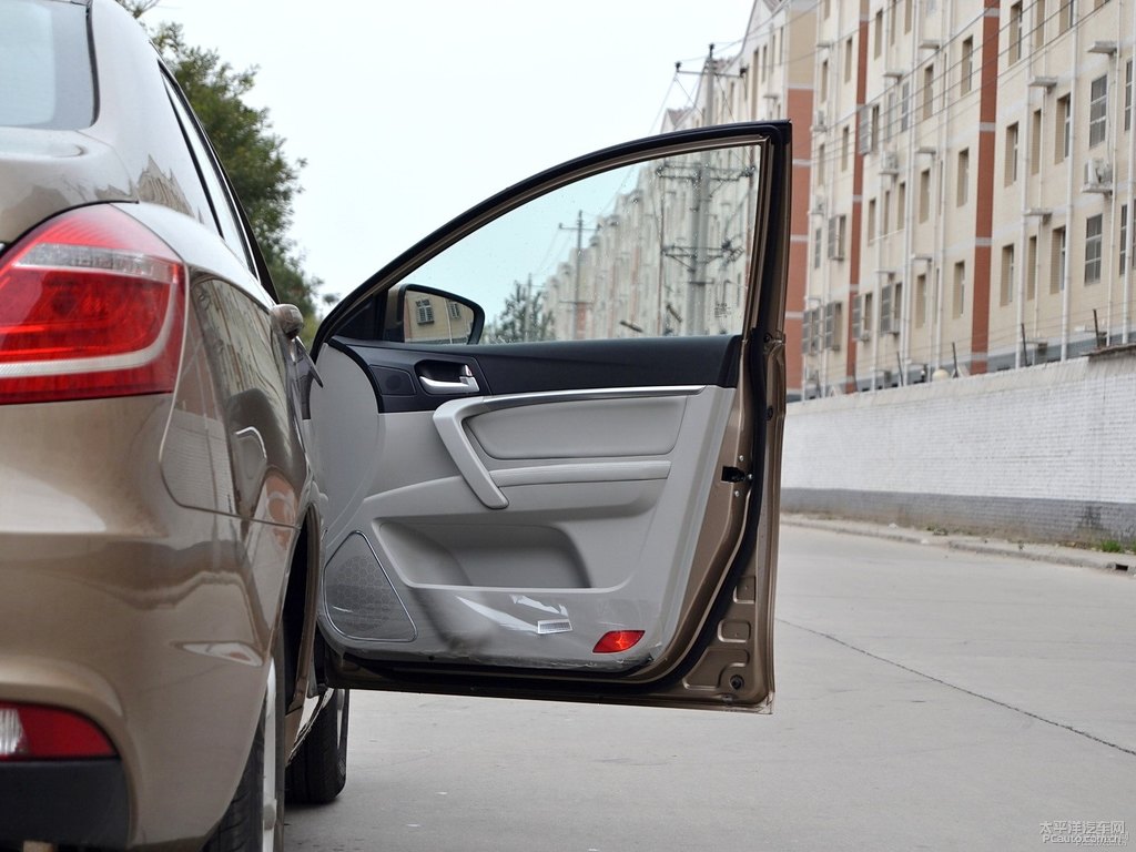 琥珀金新帝豪車廂內(nèi)飾圖片