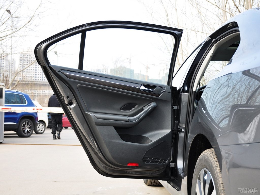 波斯灰速騰車廂內(nèi)飾圖片