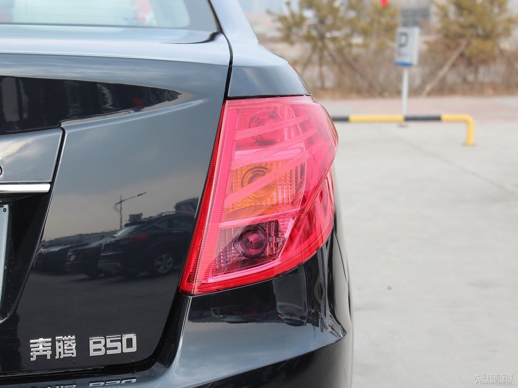 銀珠黑奔騰B50車尾外觀圖片
