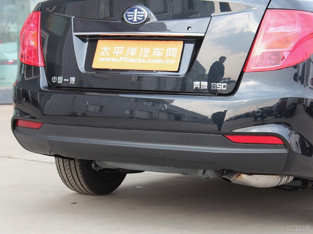 銀珠黑奔騰B50車尾外觀圖片