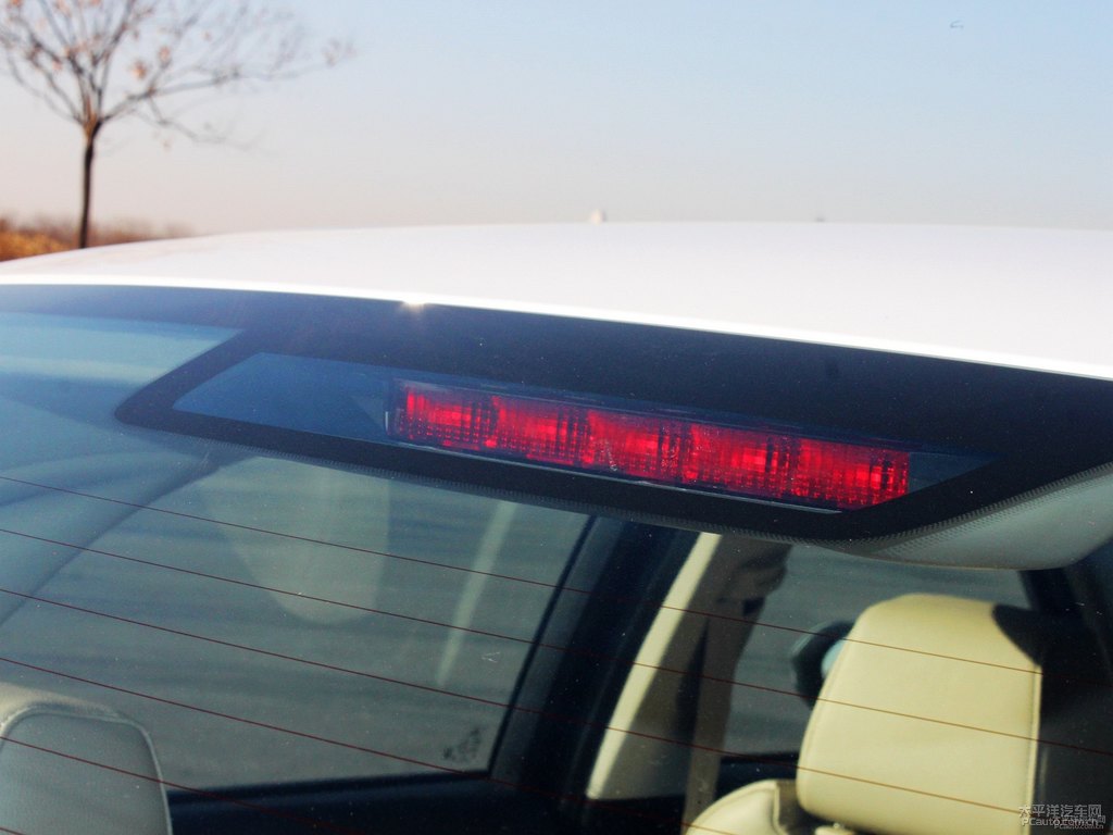 珍珠白福睿斯車尾外觀圖片