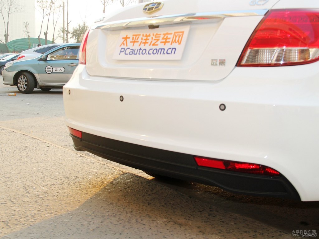 冰晶白遠(yuǎn)景車尾外觀圖片