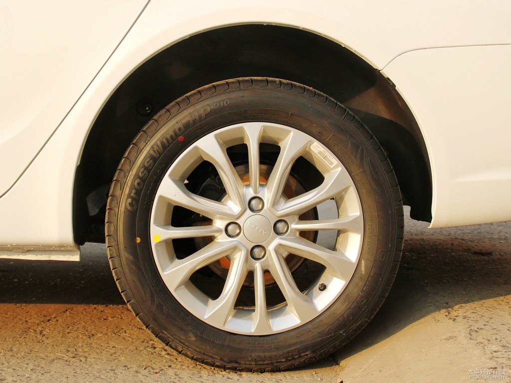 冰晶白遠(yuǎn)景車身外觀圖片