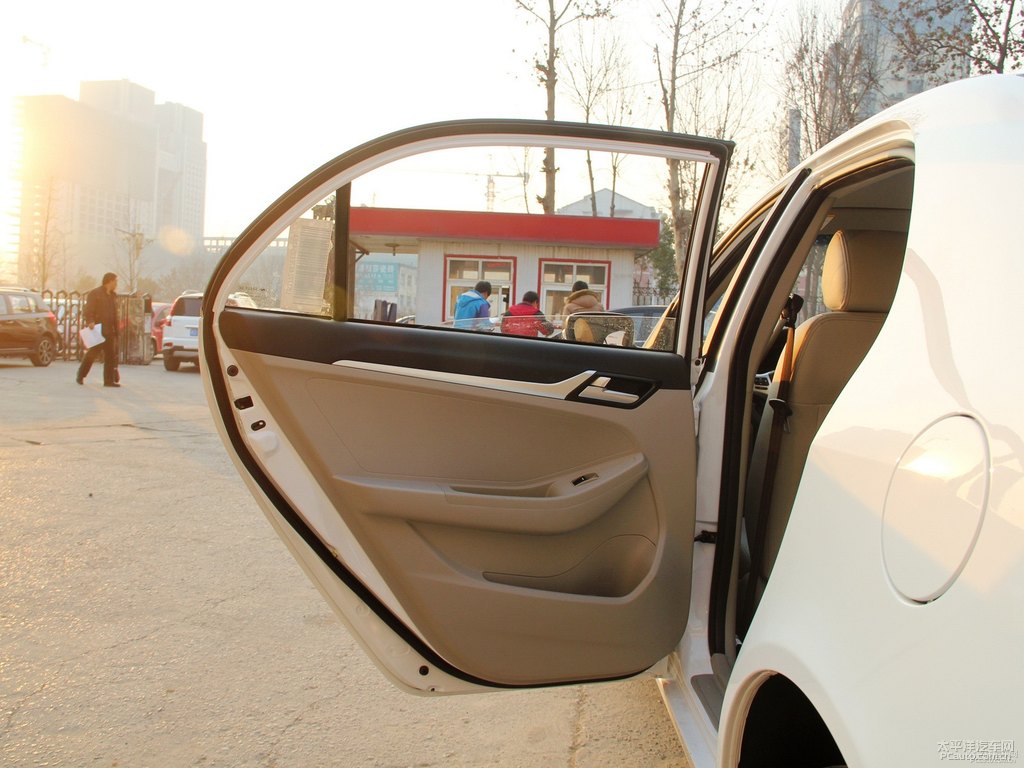 冰晶白遠景車廂內(nèi)飾圖片