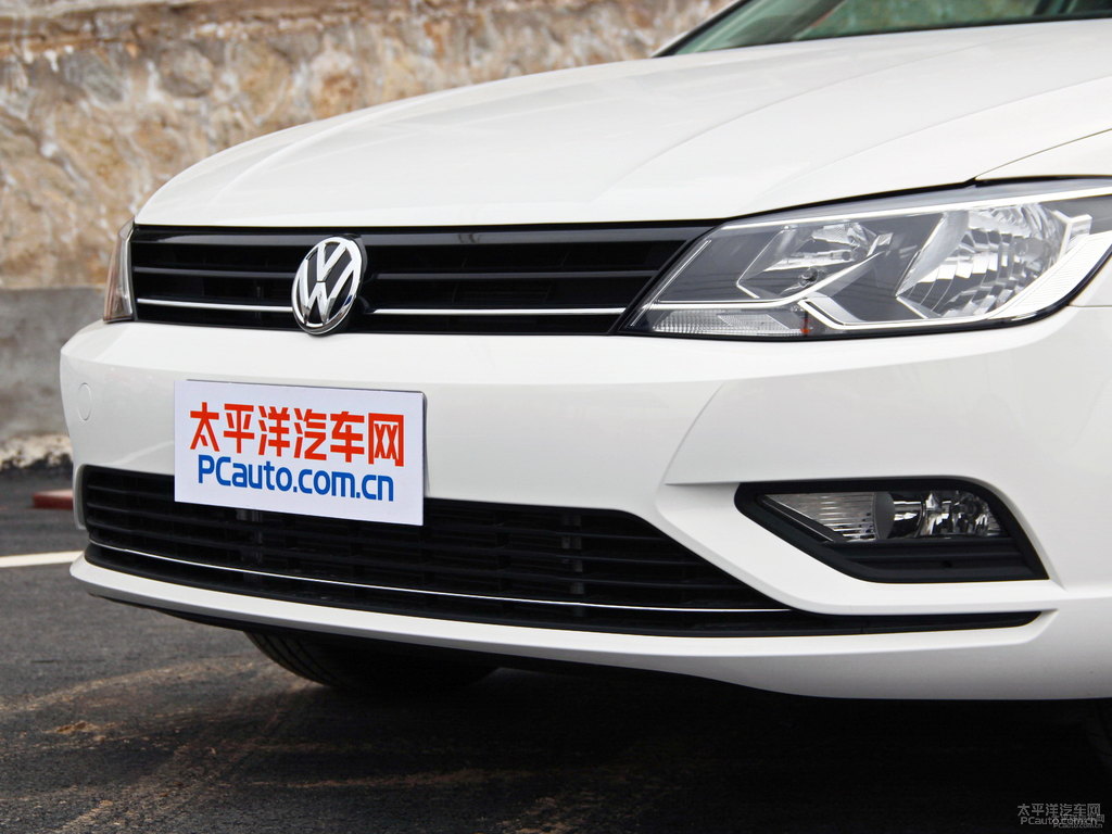 凜冽白凌渡車頭外觀圖片