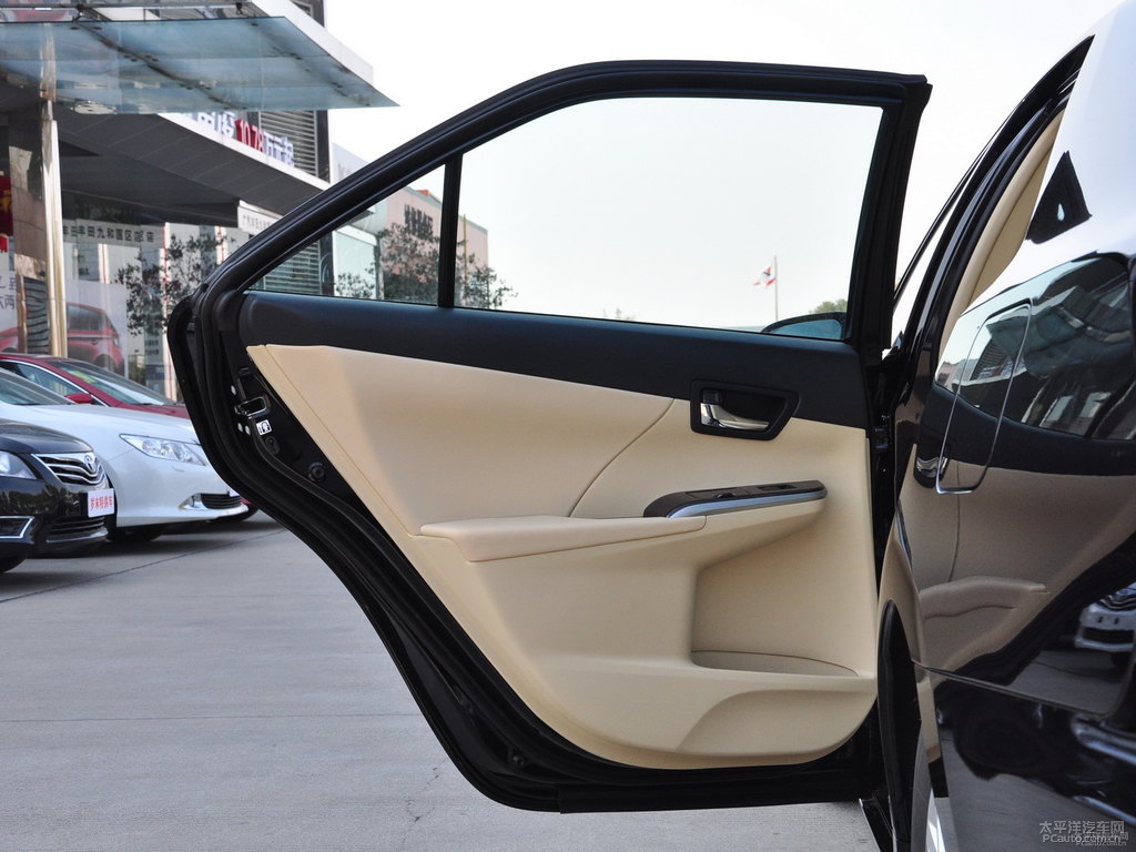 炫晶黑凱美瑞車廂內(nèi)飾圖片