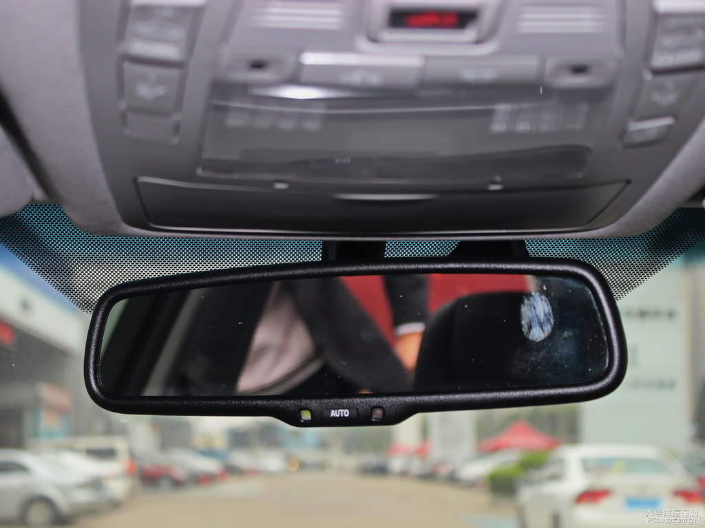寶石珍珠白皇冠車廂內(nèi)飾圖片