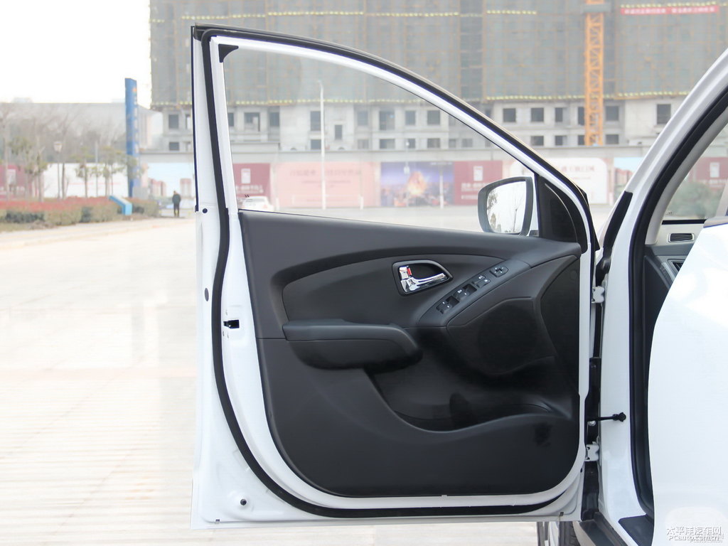 瑩白北京現(xiàn)代ix35車廂內(nèi)飾圖片