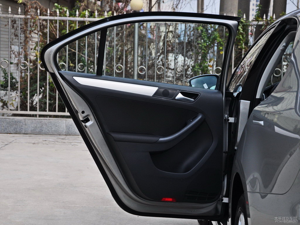 波斯灰速騰車廂內(nèi)飾圖片