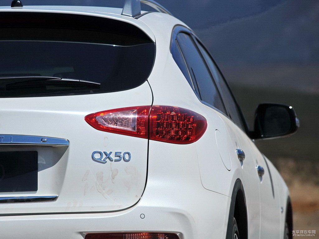 瑩貝白英菲尼迪QX50車尾外觀圖片