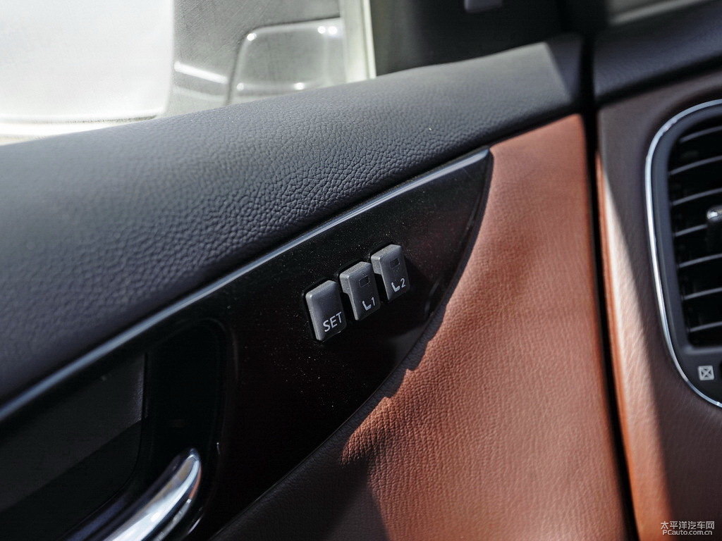 瑩貝白英菲尼迪QX50車廂內(nèi)飾圖片