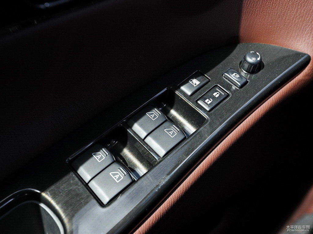 瑩貝白英菲尼迪QX50車廂內(nèi)飾圖片