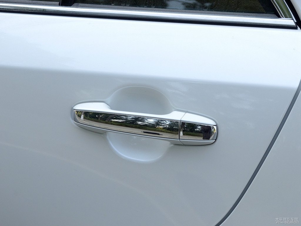 珍珠白凱美瑞車(chē)身外觀(guān)圖片