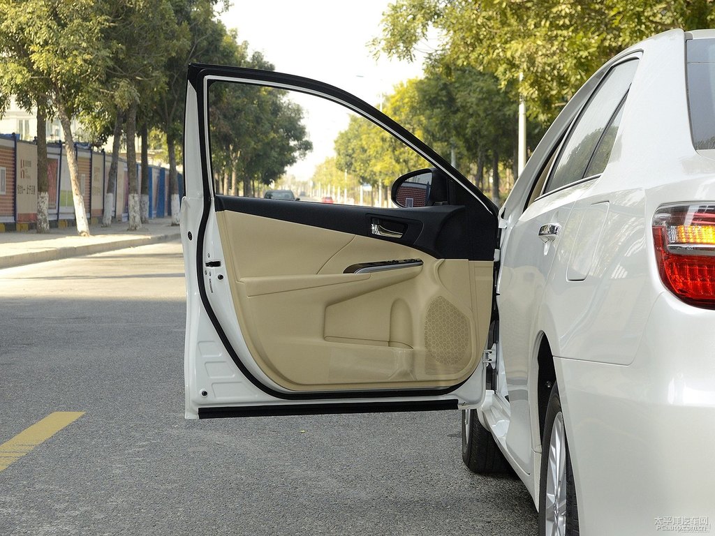珍珠白凱美瑞車廂內(nèi)飾圖片