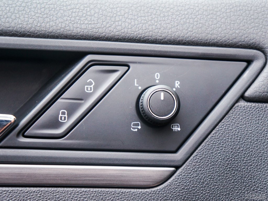 炫目金凌渡車身外觀圖片