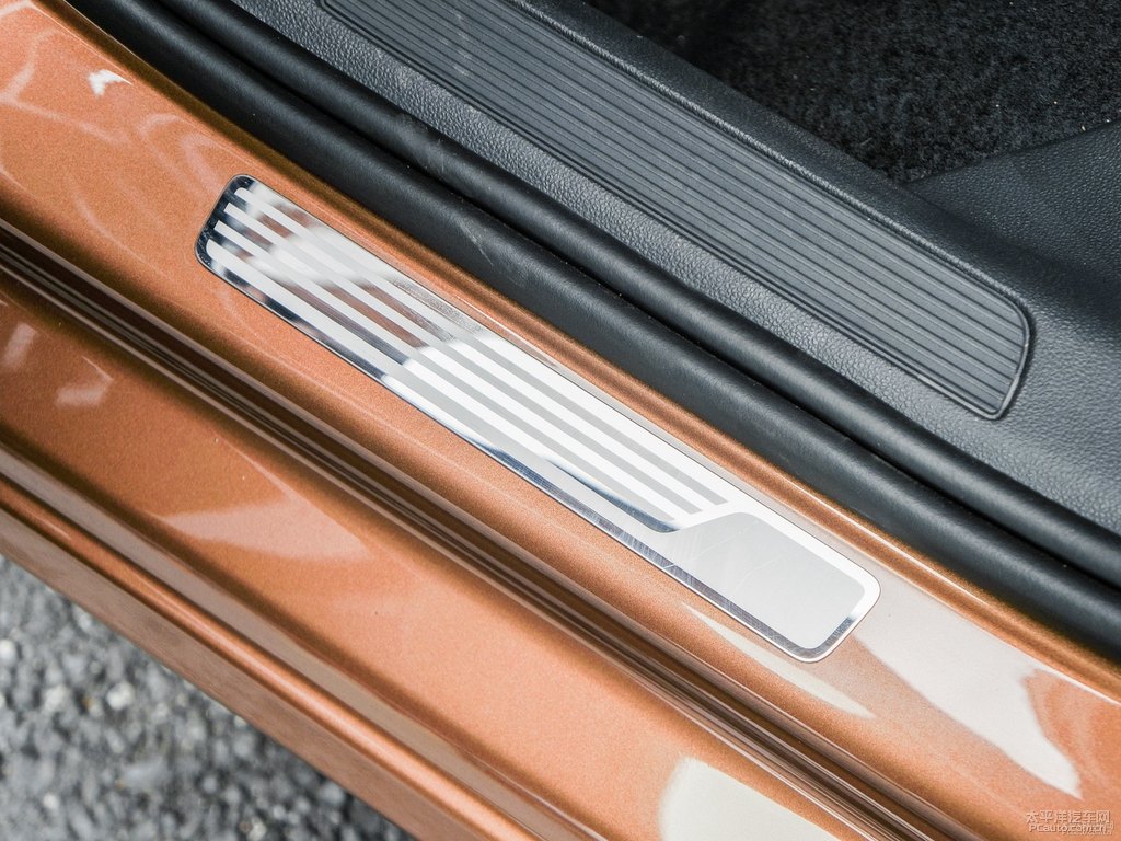炫目金凌渡車身外觀圖片