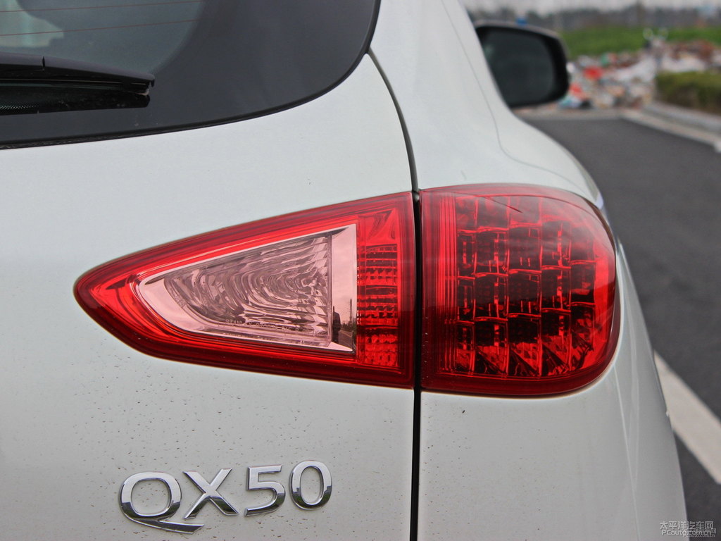 瑩貝白英菲尼迪QX50車尾外觀圖片