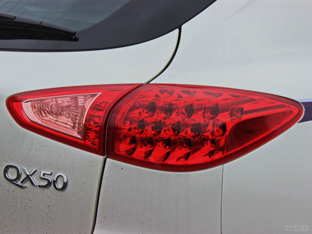 瑩貝白英菲尼迪QX50車尾外觀圖片
