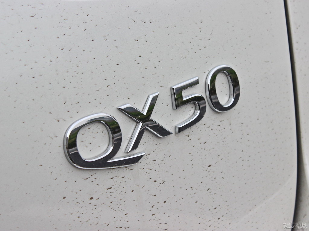 瑩貝白英菲尼迪QX50車尾外觀圖片