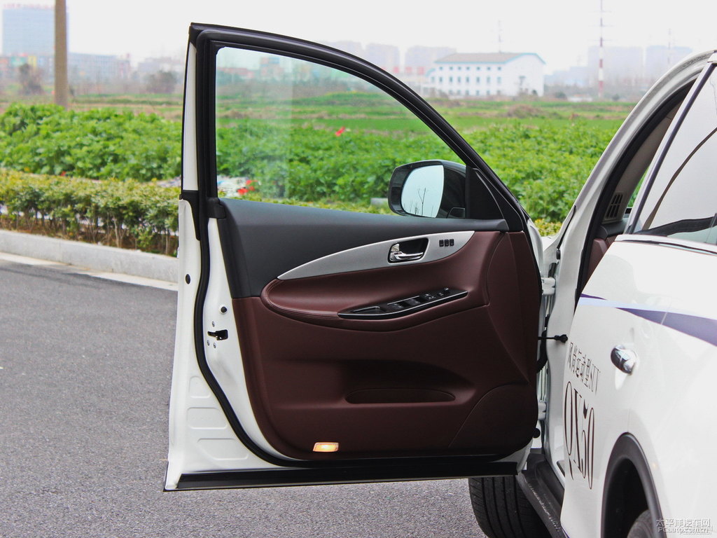 瑩貝白英菲尼迪QX50車廂內(nèi)飾圖片