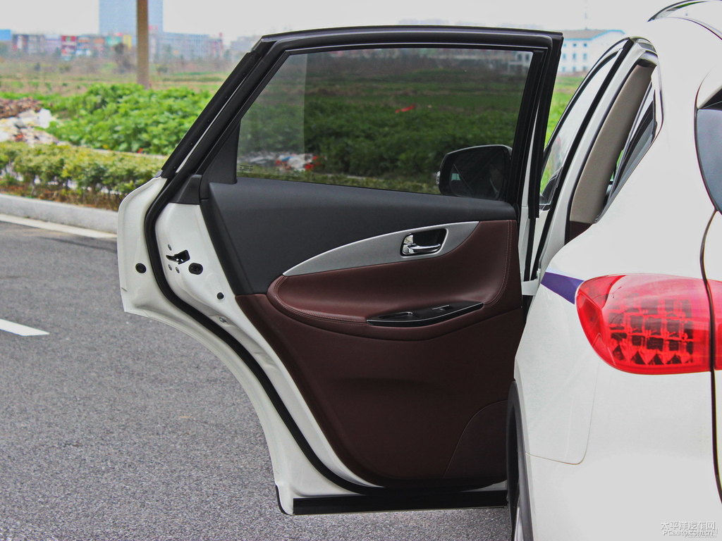 瑩貝白英菲尼迪QX50車廂內(nèi)飾圖片
