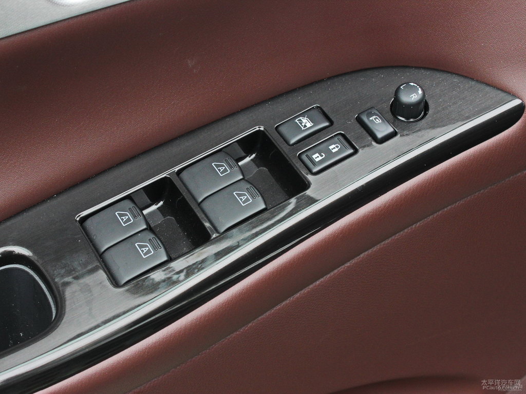 瑩貝白英菲尼迪QX50車廂內(nèi)飾圖片