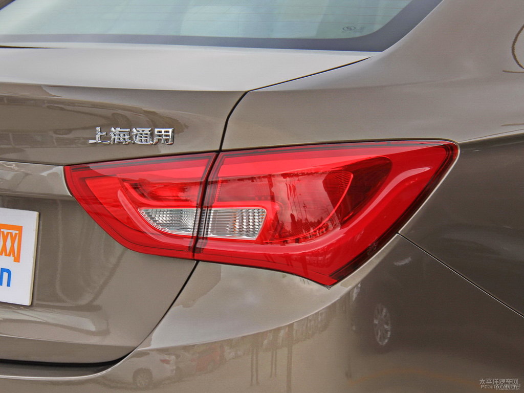 托帕石棕英朗車尾外觀圖片