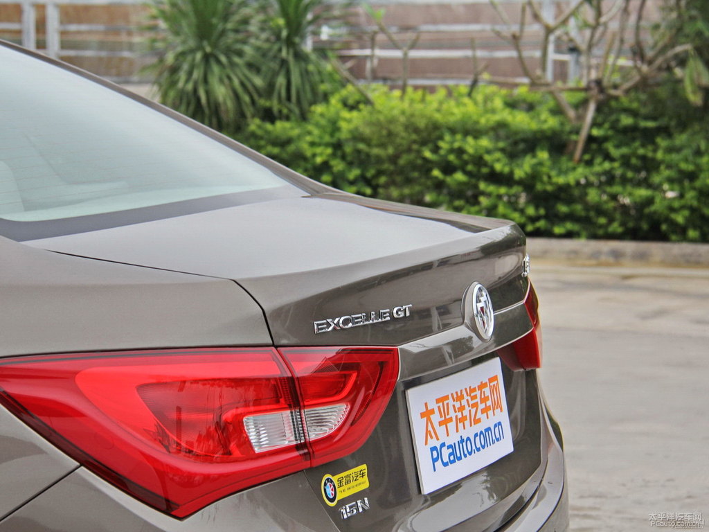 托帕石棕英朗車(chē)尾外觀圖片
