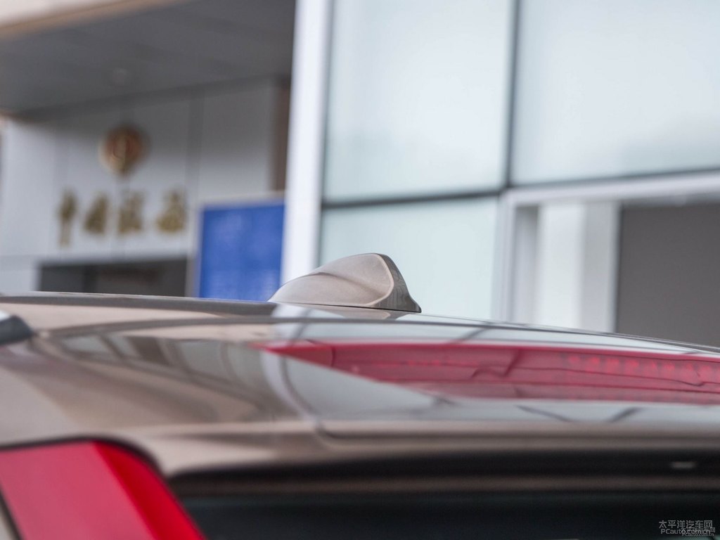 暮色銅沃爾沃XC60車尾外觀圖片