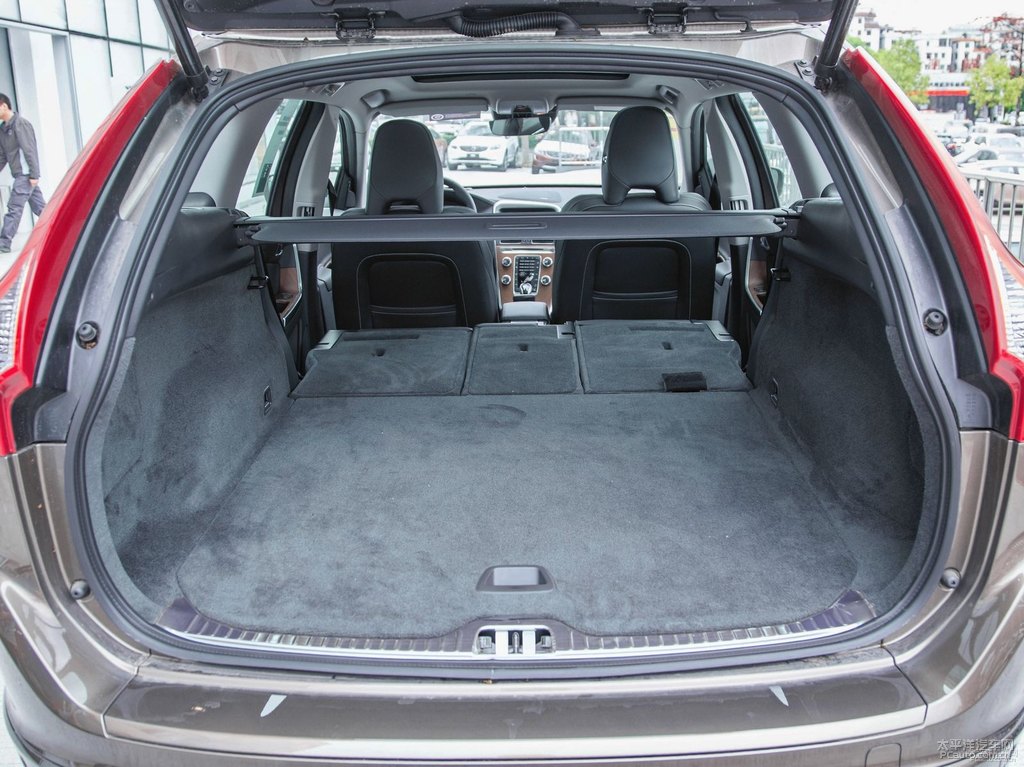 暮色銅沃爾沃XC60后備廂空間圖片