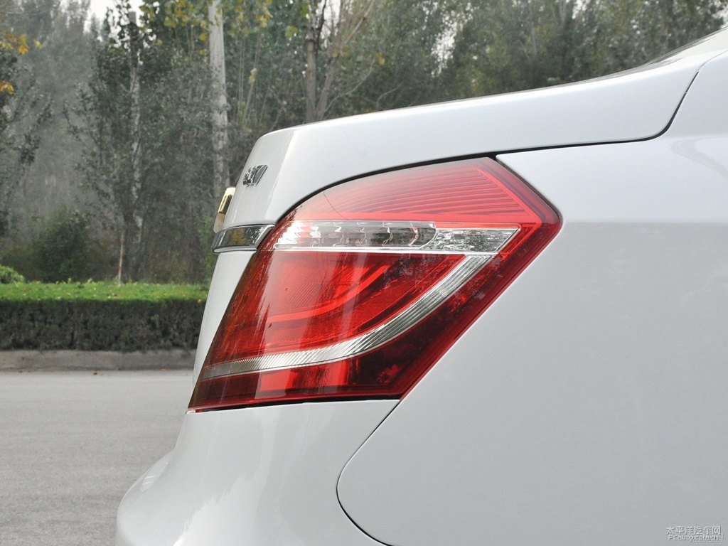 冰晶白新帝豪車尾外觀圖片