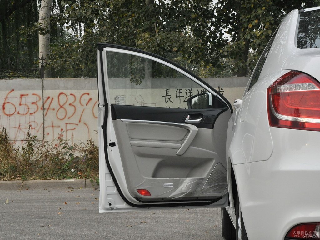 冰晶白新帝豪車廂內(nèi)飾圖片