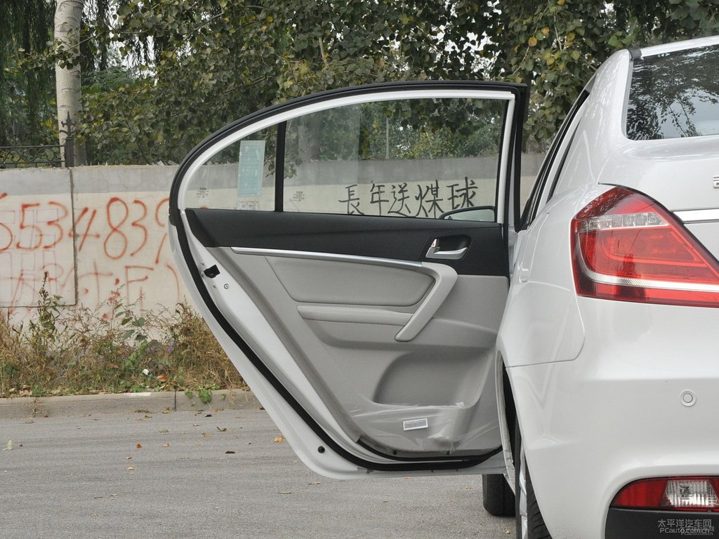 冰晶白新帝豪車廂內(nèi)飾圖片