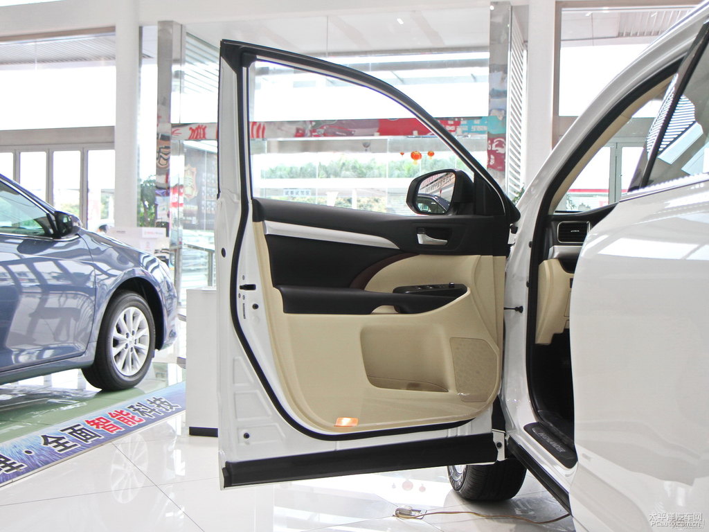 珍珠白漢蘭達(dá)車廂內(nèi)飾圖片