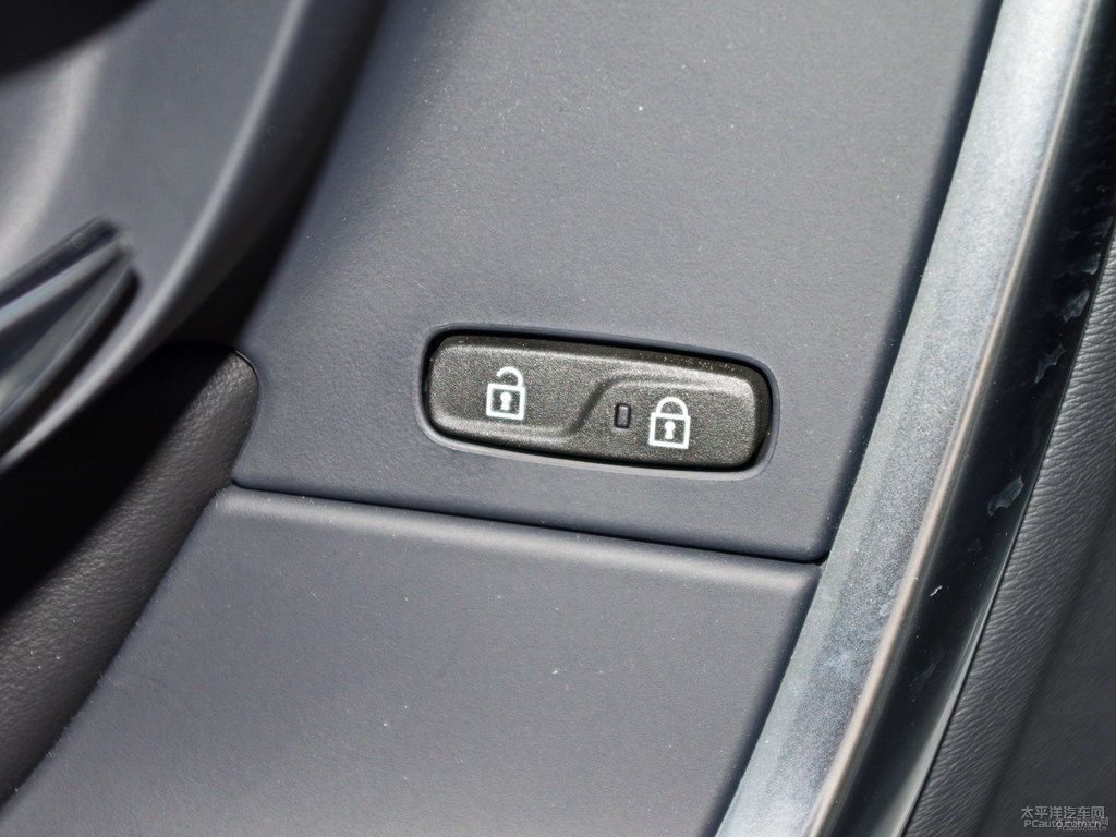水晶白沃爾沃V60車廂內(nèi)飾圖片