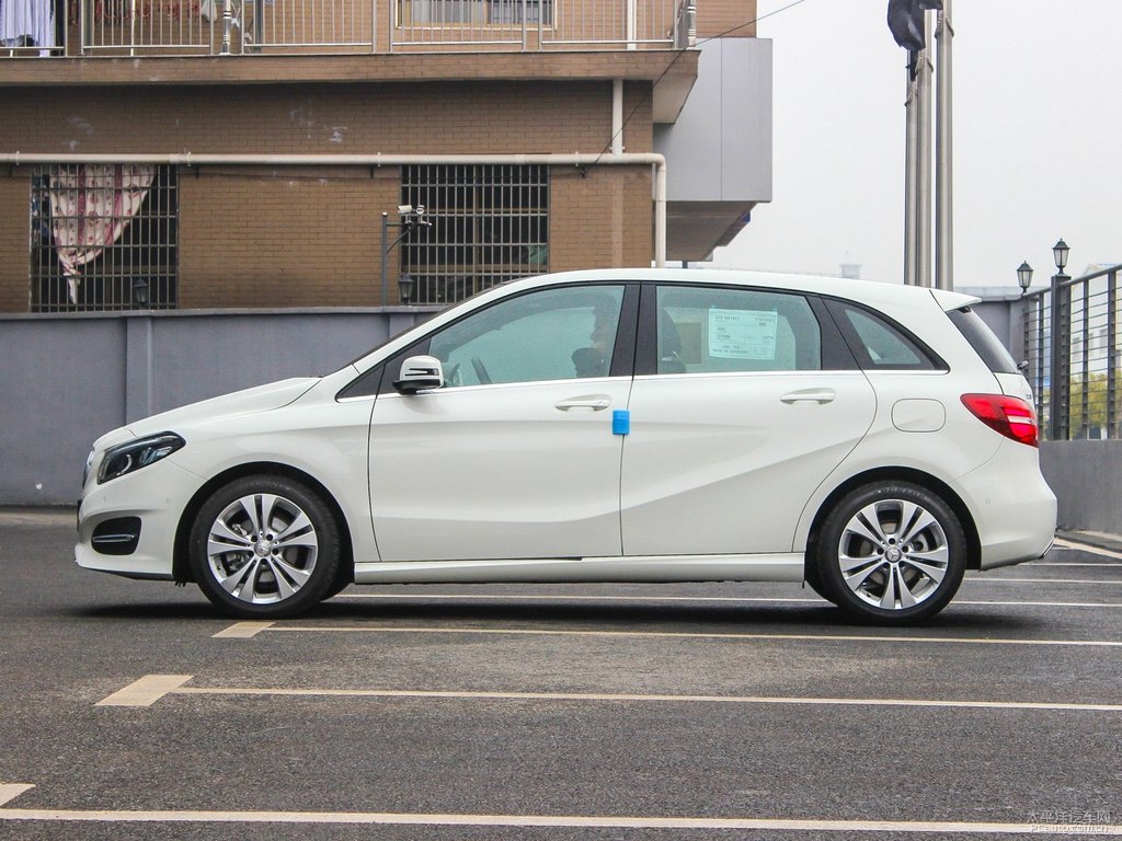 卷云白奔馳B級(jí)整車外觀外觀圖片