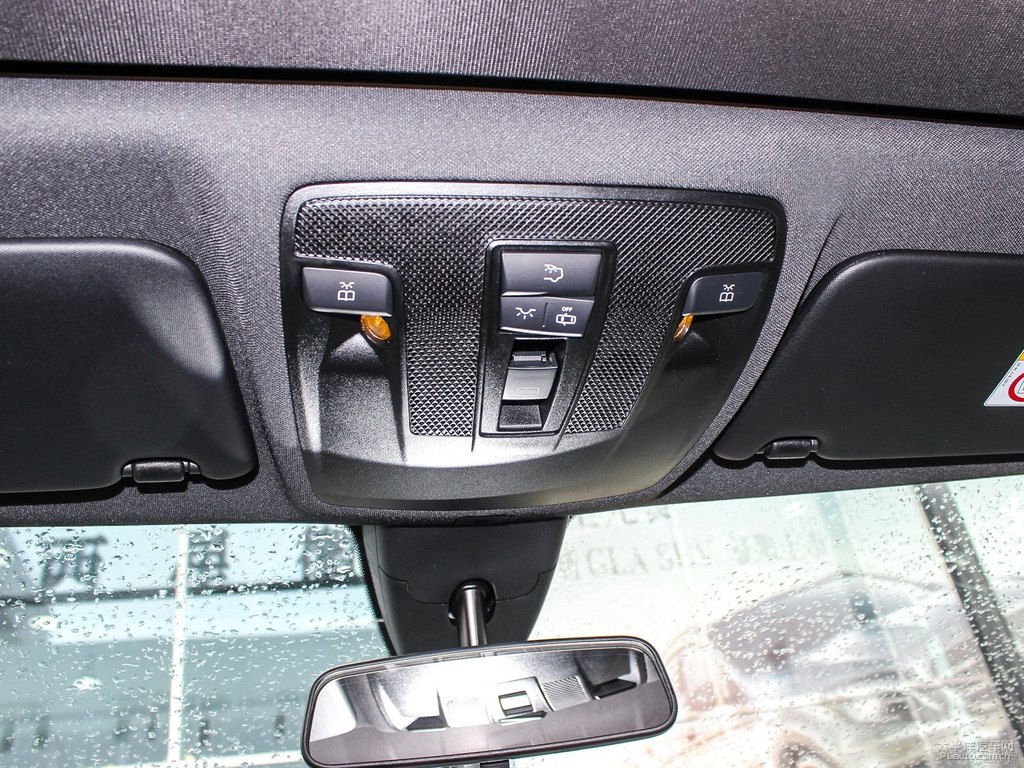 卷云白奔馳B級(jí)車廂內(nèi)飾圖片